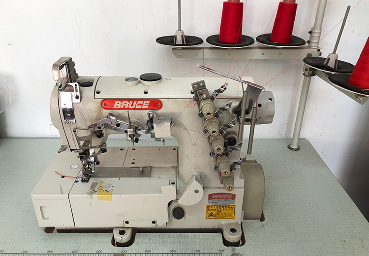 Flat seaming machine